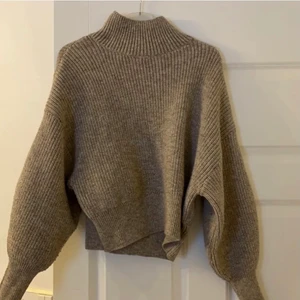stickad tröja🤎 - Lägger upp denna tröja igen eftersom vinnaren på budgivningen ej svarat! Jättefin Brun/beige stickad tröja från H&M i stl S. Nyskick!🤎⭐️
