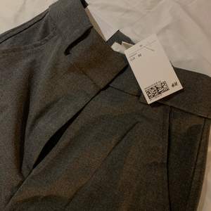 Säljer mina oanvända mörkgråa kostymbyxor från H&M i storlek 32. Passar perfekt men var tyvärr för korta för mig. Säljer pga att det inte gick att lämna tbx då jag tappade bort returetiketten. Frakt tillkommer☺️ Vid intresse/frågor, tveka inte att kontakta mig!✨💕