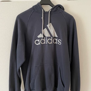 Adidas hoodie - Vintage adidas hoodie. Storlek M. Säljer för 150kr plus frakt