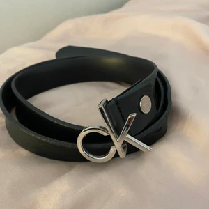 Skärp - Säljer detta stilrena Calvin Klein skärpet 😍 Har ej gjort egna hål i det, det finns fyra hål 🤍