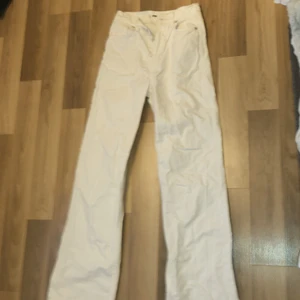 Vita jeans  - Fina långa jeans från New Yorker 