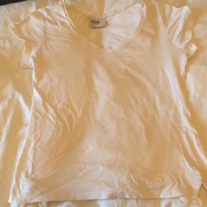 ”Vitgul” kortärmad t-shirt - Bra skick. Frakt ingår i priset