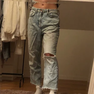 Jeans boyfriend - Säljer mina boyfriend jeans i st 38 men sitter lika bra för 36 ifrån river island. 🤍 fint skick med lite retro stil🤩