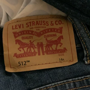 Två par Jeans till salu 🤩 - Här har jag två stycken Levis jeans till salu. Ena paret är skinny jeans och det andra paret är slim taper 😇  Säljer jeansen för 250kr styck men köper du båda två kan du få dom för 400kr