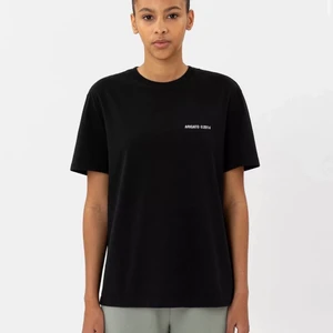 AXEL ARIGATO T-SHIRT❤️‍🔥 - Svinsnygg t-shirt från Axel arigato i st. S som passar till allting!!  Sparsamt använd utan några defekter eller täcken på tidigare ägare! Köpt för 700kr i våras. Skriv för fler bilder💖