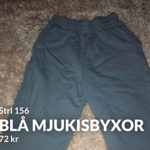 Blå mjukisbyxor som aldrig är använda - Gratis frakt, de har gummiband i midjan så de trycker inte. 