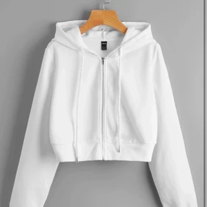 Vit hoodie - Säljer denna vita hoodie med dragkedja. Jätte fin men kommer tyvärr inte till användning. Köparen står för frakten❤️
