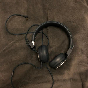 urbanears plattan 2 - Säljer mina gamla hörlurar eftersom jag köpt nya! De funkar felfritt precis som nya, och ser helt nya ut också utan skador eller så 🤩 Det är plattan 2 som sagt, gillade de väldigt mycket innan och rekommenderar dom verkligen! Ska försöka hitta lådan men vet ej om jag har den sparad :(