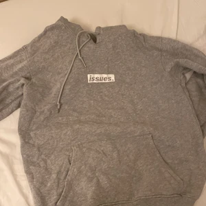 Hoodie grå  - Hoodie grå med tryck. Storlek small från carlings