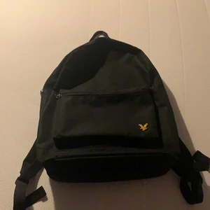 Lyle scott väska  - Här är en helt sprillans ny lyle en scott väska 💼 den är aldrig använd bara testad på men den var inte min stil så jag säljer den nu den är för tjejer och killar!!