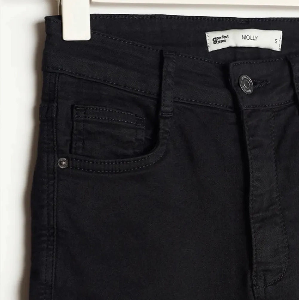 Hej säljer dessa svarta jeans från Gina tricot i storlek S! Använda 1 gång . Jeans & Byxor.