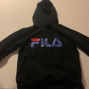 Fila hooide - En ny fila hooide köpt för vet inte men typ 500kr säljer för 125kr skick 9/10 för killar och tjejer 