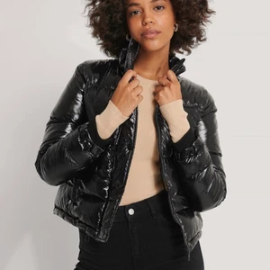 Jacka - Puffig jacka från NA-KD som inte kommer till användning längre. Endast använd förra vintern, och den är i fint skick! Nypris 749kr