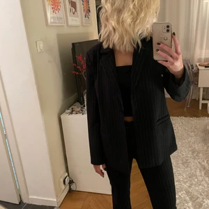 Nicci Hernestig x nakd kostym strl 34 - Säljer en mörkblå randig kostym från nicci hernestigs kollektion för nakd i strl 34 använd en gång. Säljer pga för liten för mig! Raka ben på byxorna som går ner till hälen och halvhög midja. 400 för hela kostymen annars 250 för byxorna och 250 för kavajen