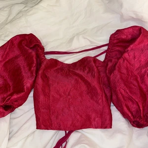 Rosa blus - En rosa blus med blommigt mönster ifrån Misslissbells kollektion med NA-KD