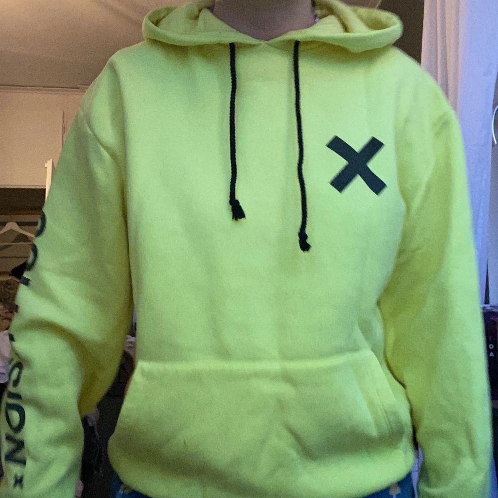 En neongul hoodie från collusion som är köpt på asos. Strl s unisex. Lite nopprig men annars nyskick😘. Huvtröjor & Träningströjor.