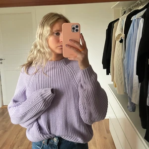 Stickad lila tröja från monki  - Superfin stickad lila tröja från monki. Nyskick, varm och superskön. 