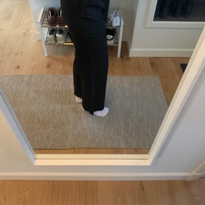 Filippa K satinbyxor  - Säljer mina fina Filippa K byxor så de är en aning små. Storleken är M men skulle säga att de sitter mer som S. Byxorna är sparsamt använda utan några skavanker. Finns fickor framtill och resår samt snörning i midjan. Möts gärna upp i Göteborg.❤️