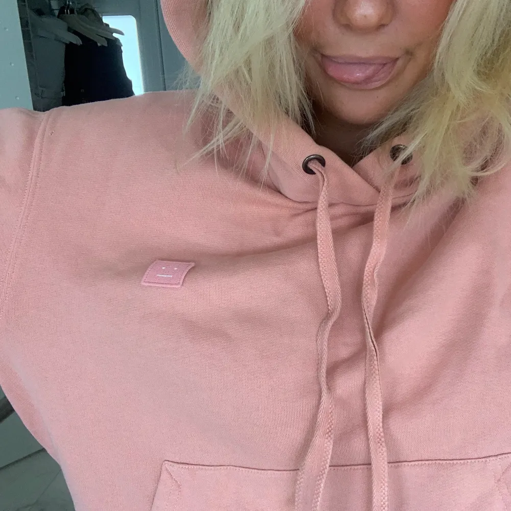 säljer mina rosa fina acne hoodie då aldrig får användning av den tyvär!! Köptes för 2400kr, mitt pris 1080kr!! Den är i ett mycket fint skick !!! Storleken är S men är liiite oversized! Skriv för mer bilder så fixar jag 💕💕💕. Hoodies.