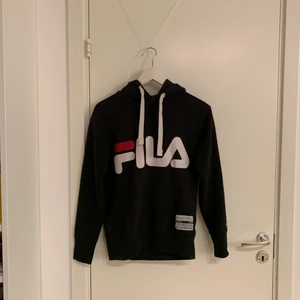 Svart Fila hoodie  - Fila hoodie i strl XS som ej används. Bra skick. 