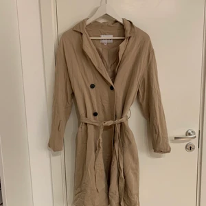 Beige kappa från NA-KD - Kappa från NA-KD i strl XS. Finns en knapp inte för att hålla jackan ”korsad”. 