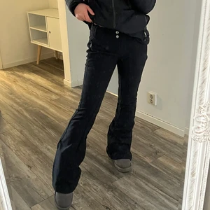 Skidbyxor Columbia storlek XS - Svarta skidbyxor i bootcutmodell från Columbia i storlek XS. Sitter jättefint på kroppen, stretchiga och rörliga! Endast använda 3 ggr, därefter kvarblivandes i garderoben. Fint skick!!! Köptes för 1200, säljer för 700. Finns att hämtas i Göteborg, annars står köparen för frakten på 66kr. Skickar spårbart med PostNord.