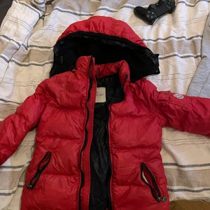 Moncler jacka - Säljer en röd moncler jacka i barnstorlek, skulle säga att det är en xxs/xs beroende på hur man vill den ska sitta. Nypris 6 tusen och äkta