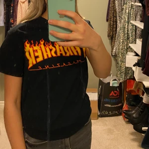 Svart Thrasher T-shirt  - Säljer min Thrasher T-shirt. Använd ksk 10 ggr, men i mycket gott skick! 🌸