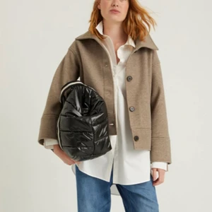 Jacka  - (Andra bilden är lånad) Lägger upp igen för den blev inte såld! Fortfarande INTRESSEKOLL, säljer den bara vid bra pris! Storlek M men passar mig som är S också beroende på hur man vill att den ska sitta. Använd några gånger men i väldigt bra skick. Skriv vid frågor, fler bilder eller bud!💕💕