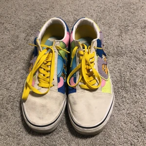 Limited edition Simpsons skor ❤️‍🔥 - Köpta från vans förra året. Endast använda 3 gånger. Finns lite smuts på framslulorna men det går att tvätta bort. Bud från 400 kronor. (JAG HAR TYVÄRR INTE KVAR LÅDAN TILL DESSA) 