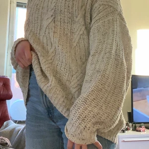 Kavelstickad tröja - Jättemysig och varm kavelstickad tröja monki. Har använt mycket, därav lite nopprig. 