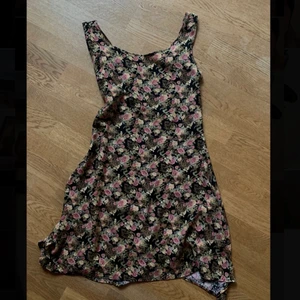 Blommmig klänning - Super fin blommig klänning! Köpt secondhand. I storlek M men skulle mer säga S-M. Skriv om ni har frågor 💗