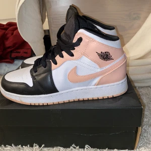 Jordan Air storlek 38 - Inte använda så många gånger, för små därför säljer jag dom.