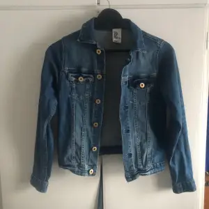 Jeans jacka i barnstorlek 146 från H&M 💕