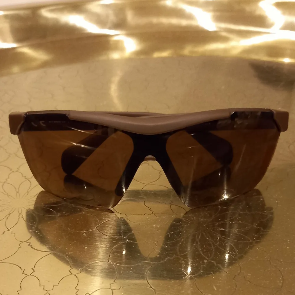 Snygga bruna solglasögon från weekday, frakt tillkommer alltså pris plus frakt. Skriv om det finns frågor🤎. Accessoarer.