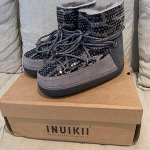 Säljer ett par trendiga Inuikii i storlek 37 dam. Helt nya i perfekt skick med tags. Box och inuikii totebag medföljer. Perfekt nu till vinter. Möts på Östermalm eller fraktar på köparens bekostnad, buda från 995 köp direkt för 1595. För mer bilder/info skriv gärna i DM 😆 inukki inuki inuiki 