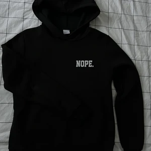 Hoodie  - Svart hoodie med texten ”nope”. Storlek M men sitter nästan som en S