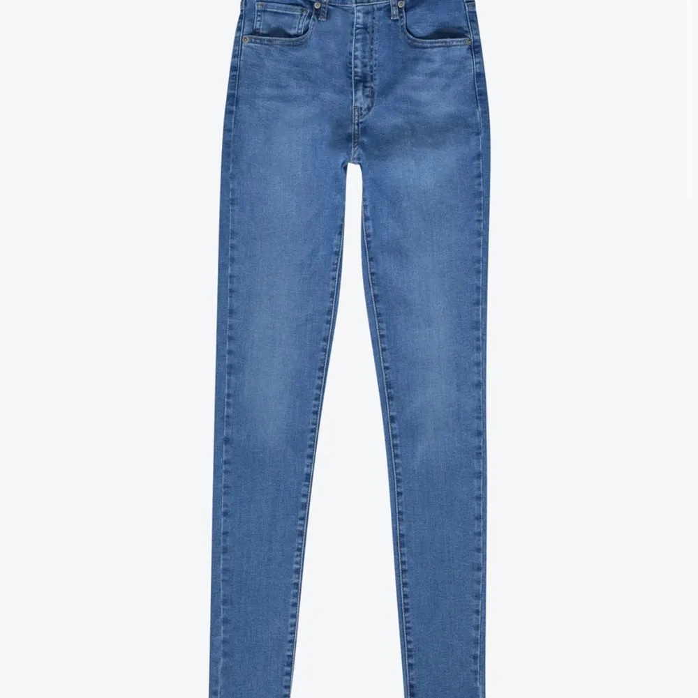Super snygga Levis jeans i modellen mile high skinny jeans! Jeansen är högmidjade och stretchigt material. Tyvärr inte min stil så de har kommit till användning fåtal gånger så finns inga slitage på dom! Nypris: 1100kr ☺️. Jeans & Byxor.