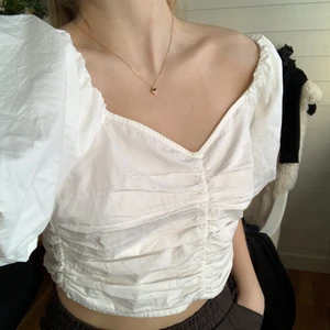 Vit topp - Strl 38, helt oanvänd lappen kvar. Skriv för frågor!😊