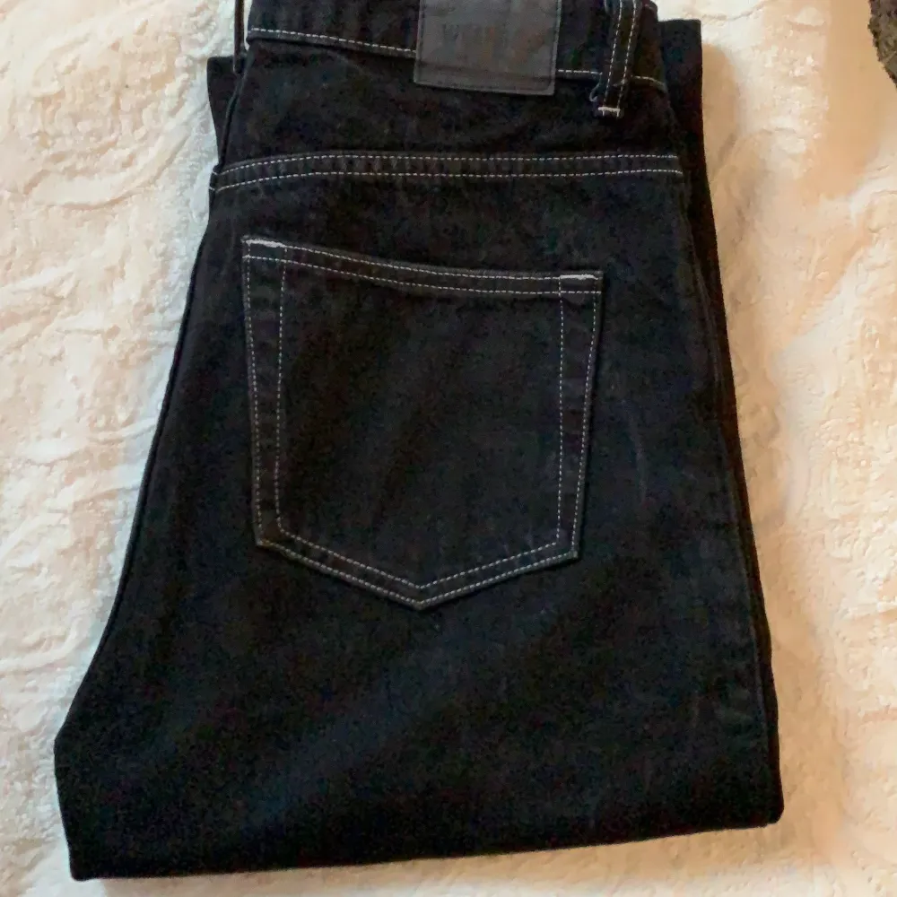 Svarta rowe Jeans med vita sömmar. Aldrig använda då dom är för små 😇 frakt tillkommer. Jeans & Byxor.