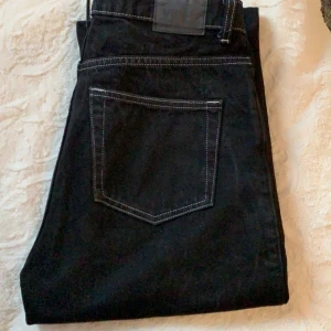 Rowe jeans  - Svarta rowe Jeans med vita sömmar. Aldrig använda då dom är för små 😇 frakt tillkommer