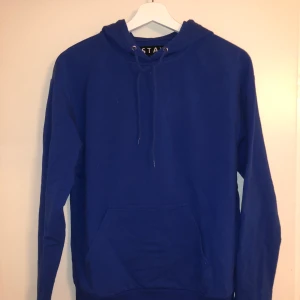 Blå hoodie - Blå hoodie från Carlings Stay. Inköpt för 299kr. 