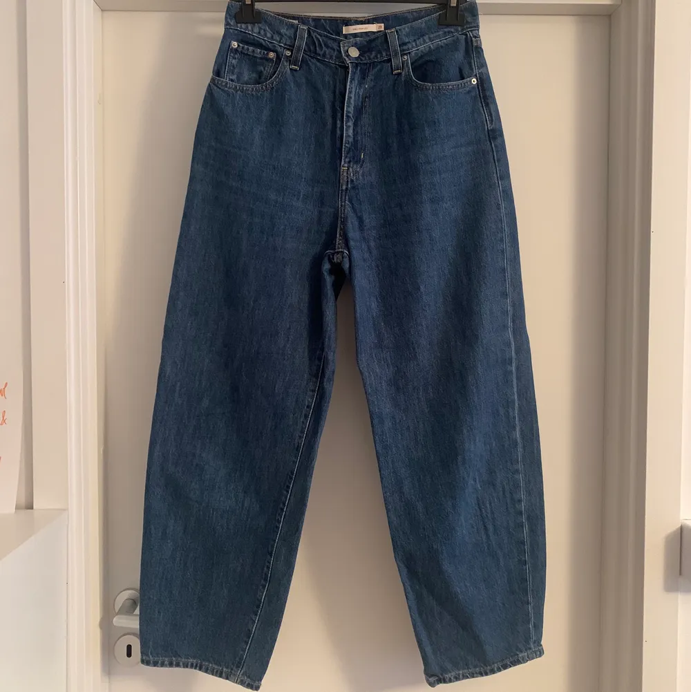 Ett par mycket sparsamt använda Levi’s jeans! Modellen heter ”balloon leg”. Strl 28. Skriv gärna för fler bilder :) Sista bilden är lånad men de är lite mörkare än dem på den bilden. Köparen står för frakten annars kan jag mötas upp i Göteborg! 💕✨. Jeans & Byxor.