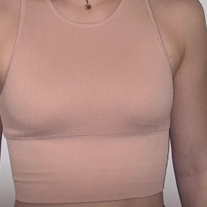 Seamless träningstopp - En seamless träningstopp i rosa/nude färg( färgen gör sig rättvisa på sista bilden). I storlek xs. Köpt från hm och knappt använd.