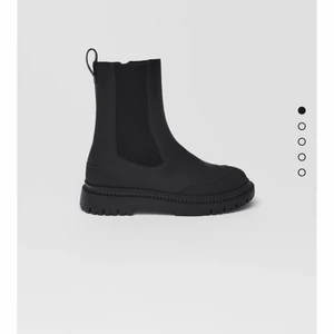Helt nya gummerade boots  - Storlek 35. Superfina! Lite stora i storleken. 250kr