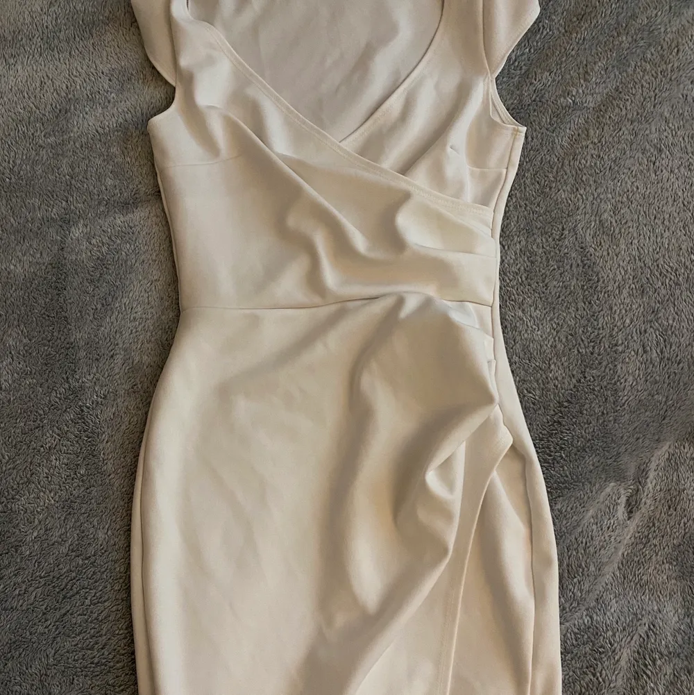 Fin vit klänning från Nelly ✨. Klänningar.