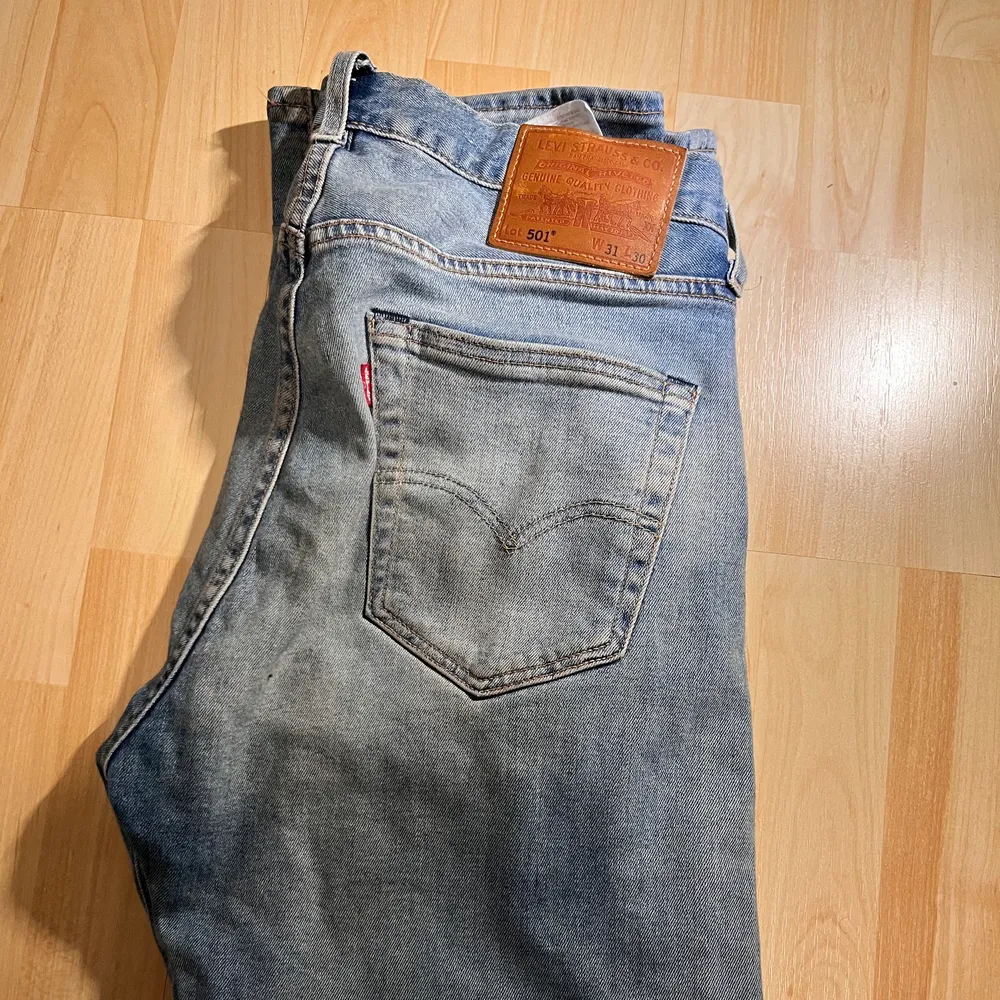 Levis 501 Straight fit byxor. Midje mått: W:31 L:30. Väldigt sköna byxor som passar perfekt för vilket syfte som helst! Skolan, jobbet, utekväll eller bara allmänt vardags outfit! Byxorna passar till alla tillfällen. Köpt för 6 månader sen (har inte kvar kvitto) köpt på Levis butiken i NK. Väldigt bra skick!. Jeans & Byxor.