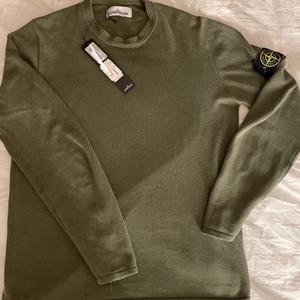 Stone Island  - grön Stone Island sweatshirt i storlek S (herr), aldrig använd så prislappen sitter kvar. pris går att diskuteras, nypris 2899:- 
