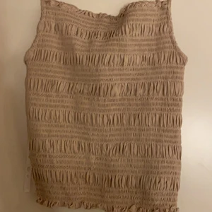 Beiget linne - Fint beiget linne som funkar både i vardagen och på en utekväll. Använd en gång i två timmar och köpt på H&M. Säljs för 80 kronor och kan hämtas i Linköping eller fraktas, köparen står för frakten. Skicket är som nytt