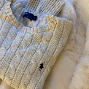 Ralph lauren tröja - Säljer denna super fina/stiliga polo tröja i bra skick. Använd ett fåtal gånger. Storlek XS, passar också de som bär storlek S. Färg: Ljus beige med marinblått märke. 